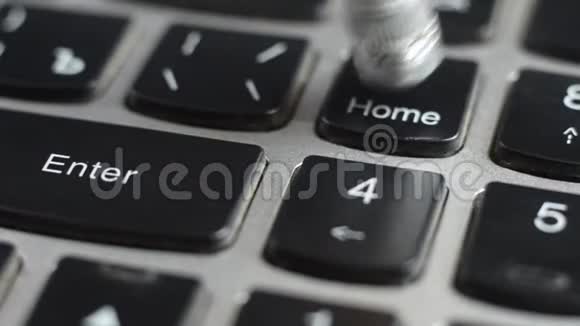键盘上的数字特写视频的预览图