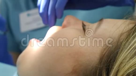 女性牙医在口服治疗前应用麻醉注射注射给牙科诊所的病人特写镜头视频的预览图