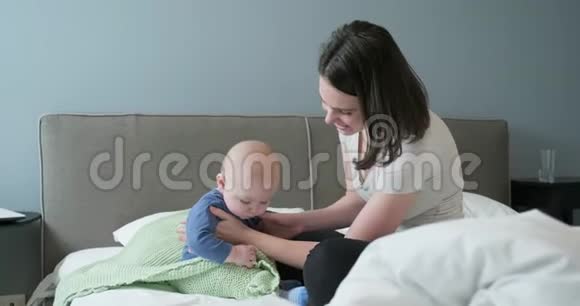 照顾婴儿母亲抱着孩子拥抱亲吻视频的预览图