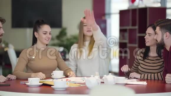 五个快乐的白种人朋友手放在一起举起手来积极微笑的人休息视频的预览图