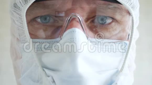 在医院防疫检疫所穿戴防护套装口罩手套及眼镜的医生视频的预览图