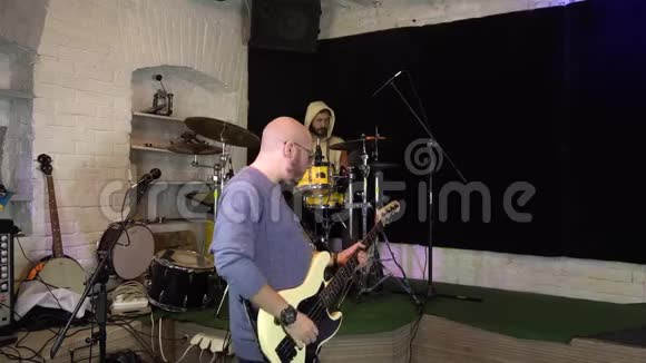 摇滚乐队的排练鼓手和低音吉他手视频的预览图