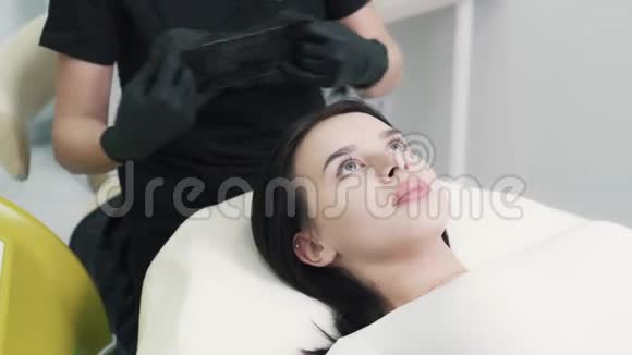 美容师在化妆前给病人戴上一次性帽子视频的预览图