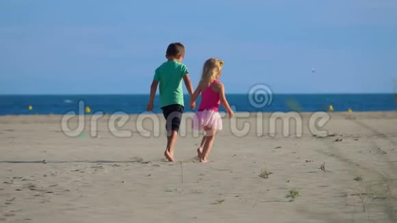 一个男孩和女孩在海滩上奔跑的后景视频的预览图