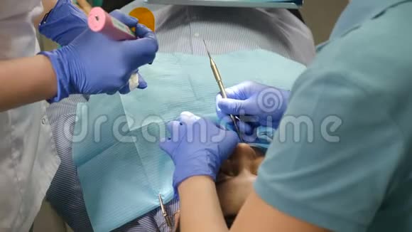 用特殊工具为陶瓷贴面准备病人牙齿化妆品牙科医学视频的预览图