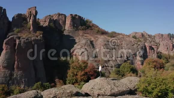女人在风景如画的岩层中徒步旅行视频的预览图