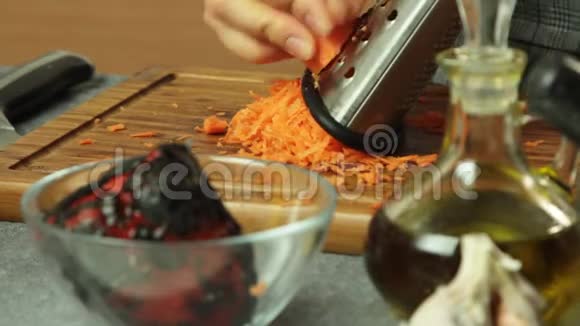 在厨房准备煮意大利面条的蔬菜视频的预览图
