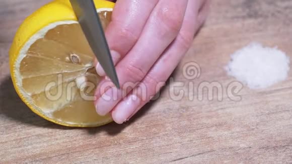 女人的手在木桌上切成薄片新鲜的柠檬背景中的龙舌兰盐鳄梨酱配方视频的预览图