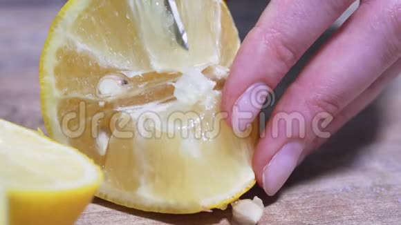 用一把大刀在木板上切一个多汁的柠檬健康素食墨西哥文化有机柑橘视频的预览图