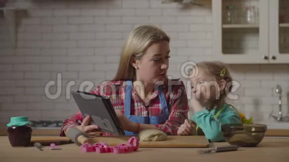 烹饪妈妈和孩子寻找食谱平板电脑视频的预览图