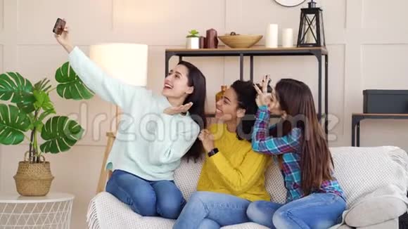 快乐的多种族女孩在家自拍照片视频的预览图