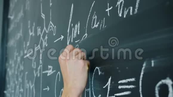 室内黑板上数学学生书写公式的特写慢动作视频的预览图