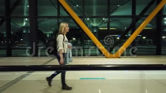 国际机场的女人土耳其伊斯坦布尔视频的预览图