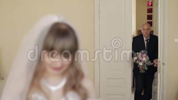 新婚夫妇的第一次会议新郎带着一束花向新娘视频的预览图