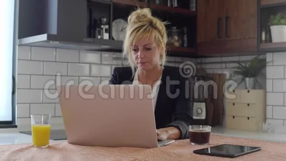年轻女子在笔记本电脑工作时头痛视频的预览图
