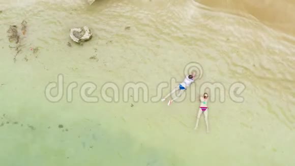 游客在沙滩上放松俯瞰美景视频的预览图