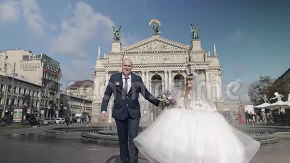 新婚夫妇走在古镇的中心新郎新娘婚礼视频的预览图
