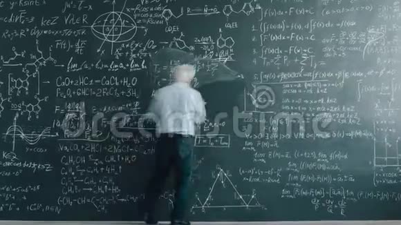 一位资深科学家在黑板上书写计算的时间间隔放大视频的预览图