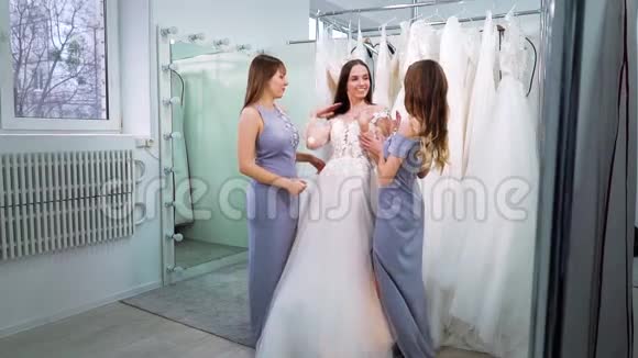新婚快乐的新娘穿着优雅的礼服和伴娘视频的预览图