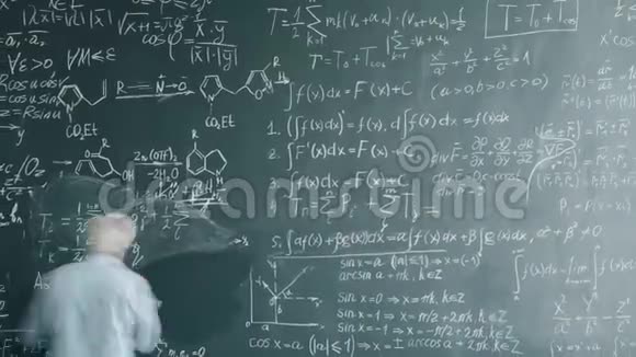 在课堂上物理学家在黑板上写公式画图画视频的预览图
