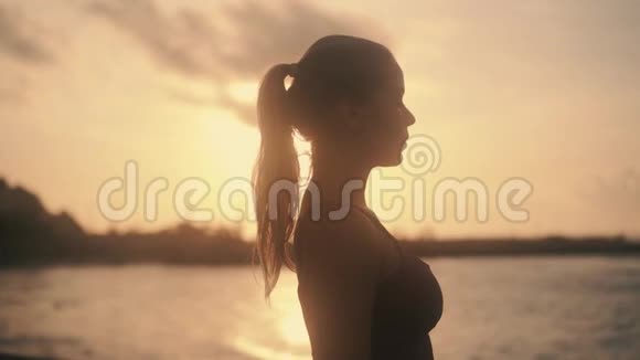女人在日出时做瑜伽专注于呼吸慢动作视频的预览图