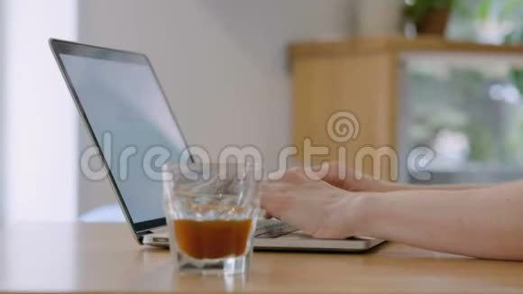 关闭女士在笔记本电脑上打字然后接电话视频的预览图