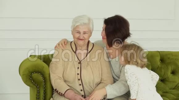 一位老妇人正在和她的孙女们玩耍视频的预览图