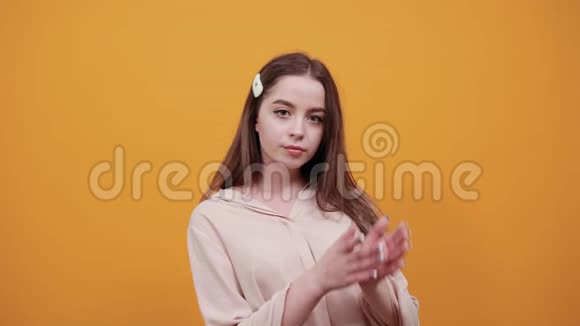 严肃的年轻女子穿着浆糊衬衫做超时暂停的手势视频的预览图