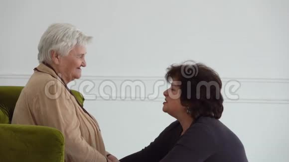 美丽的中年妇女拥抱她年迈的母亲视频的预览图