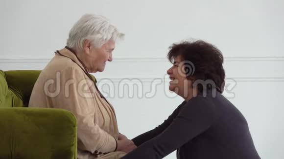 美丽的女人跟年迈的母亲讲笑话视频的预览图