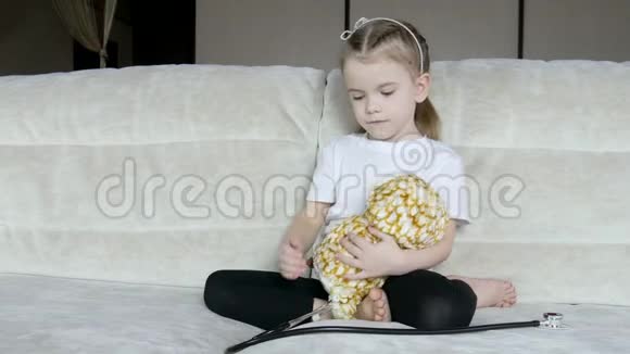小女孩作为兽医的概念持有听诊器听病玩具视频的预览图