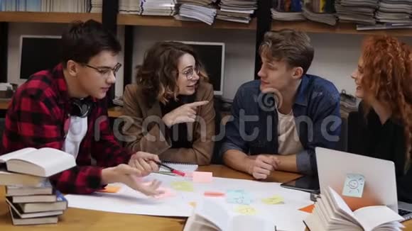 欧洲年轻学生的正面看法营销研究团队集思广益利用平板笔记本电脑制定创业计划视频的预览图