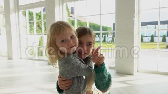 两个小女孩互相拥抱的肖像视频的预览图
