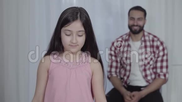 自信的中东女孩戴着拳击手套踢着手骄傲的男人在后台微笑小小的运动视频的预览图