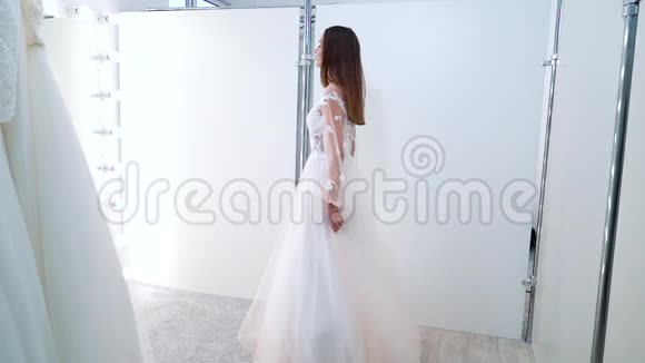 年轻新娘在沙龙里穿婚纱视频的预览图