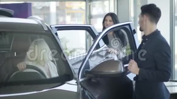 年轻自信的高加索女商人与商人讨论为成熟的母亲购买新汽车高级视频的预览图