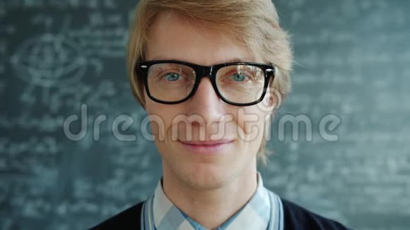 在大学里戴眼镜的快乐年轻人的特写照片视频的预览图