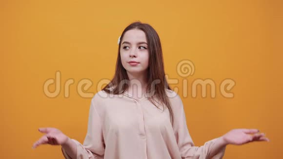穿着衬衫的女人张开双手手掌保持空间在镜头前展示视频的预览图
