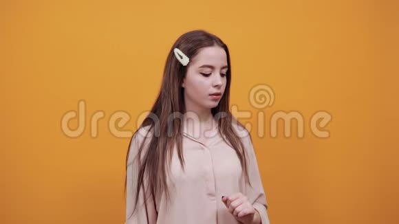 一位穿着彩色衬衫的白人女性双手抱头头痛视频的预览图