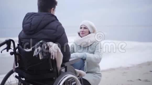 强壮的成年白种人女人和轮椅上的男人在户外交谈的肖像阳性母亲或无效投标视频的预览图