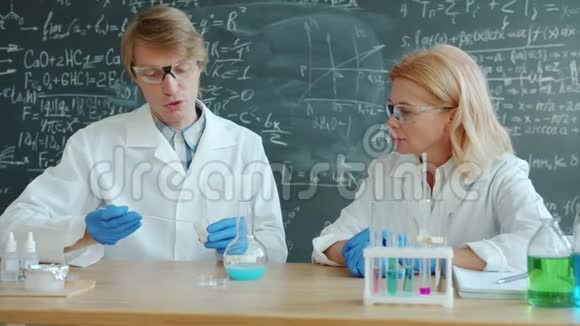 严肃的人在教室里做化学实验的慢动作视频的预览图
