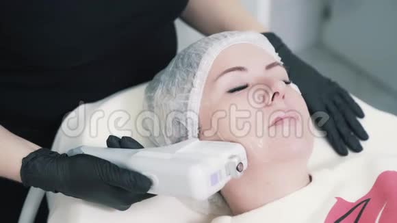 现代临床中妇女用专用器械进行面部升降手术视频的预览图