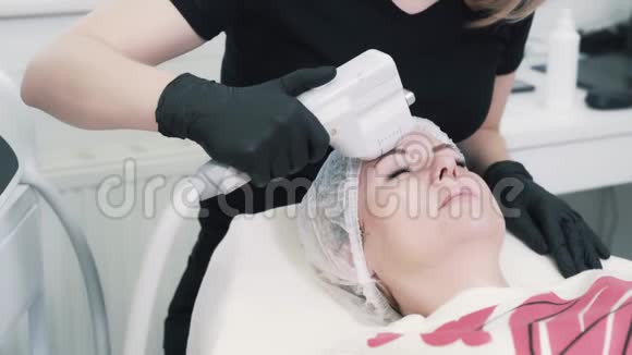 美容师用专用器械对女性面部进行升降手术视频的预览图