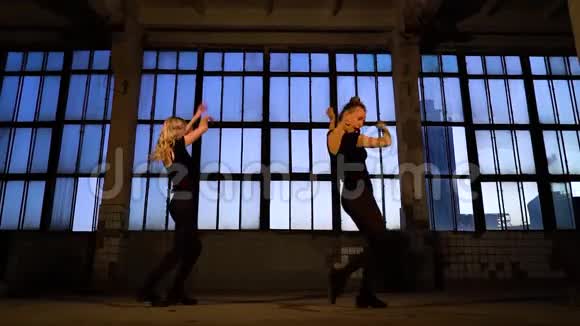 晚上在老工厂跳舞的美女视频的预览图