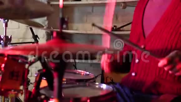 鼓手正坐在鼓包前视频的预览图