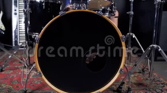 热情的鼓手在鼓包上演奏节奏视频的预览图