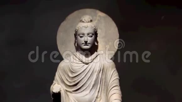 佛像雕塑在黑色背景下的慢动作视频的预览图