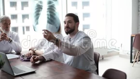 三名成人和青年医学专家小组讨论胸部X光视频的预览图