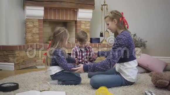 快乐的白人女孩教弟弟妹妹玩游戏快乐少年和孩子们在一起视频的预览图