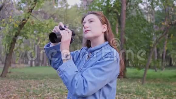在户外工作的专业摄影师秋林白种人女性内容创作者视频的预览图